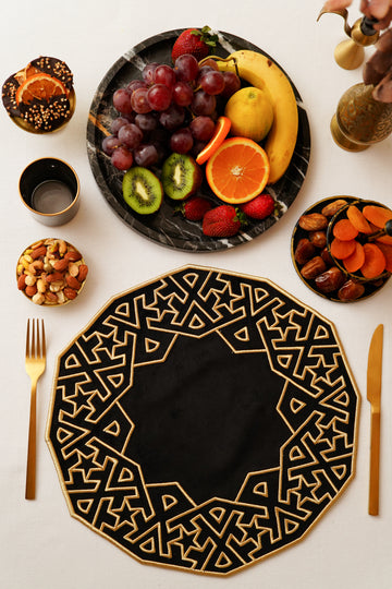 Siyah Altın Geometrik Kadife Amerikan Servis – İslami Motifli Sofra Altlığı | El Yapımı Ramazan ve Bayram Dekoru