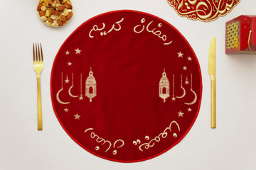 Ramazan Temalı Kırmızı Kadife Amerikan Servis – Altın İşlemeli Yuvarlak Masa Örtüsü | İftar ve Sahur Sofraları İçin Özel Tasarım