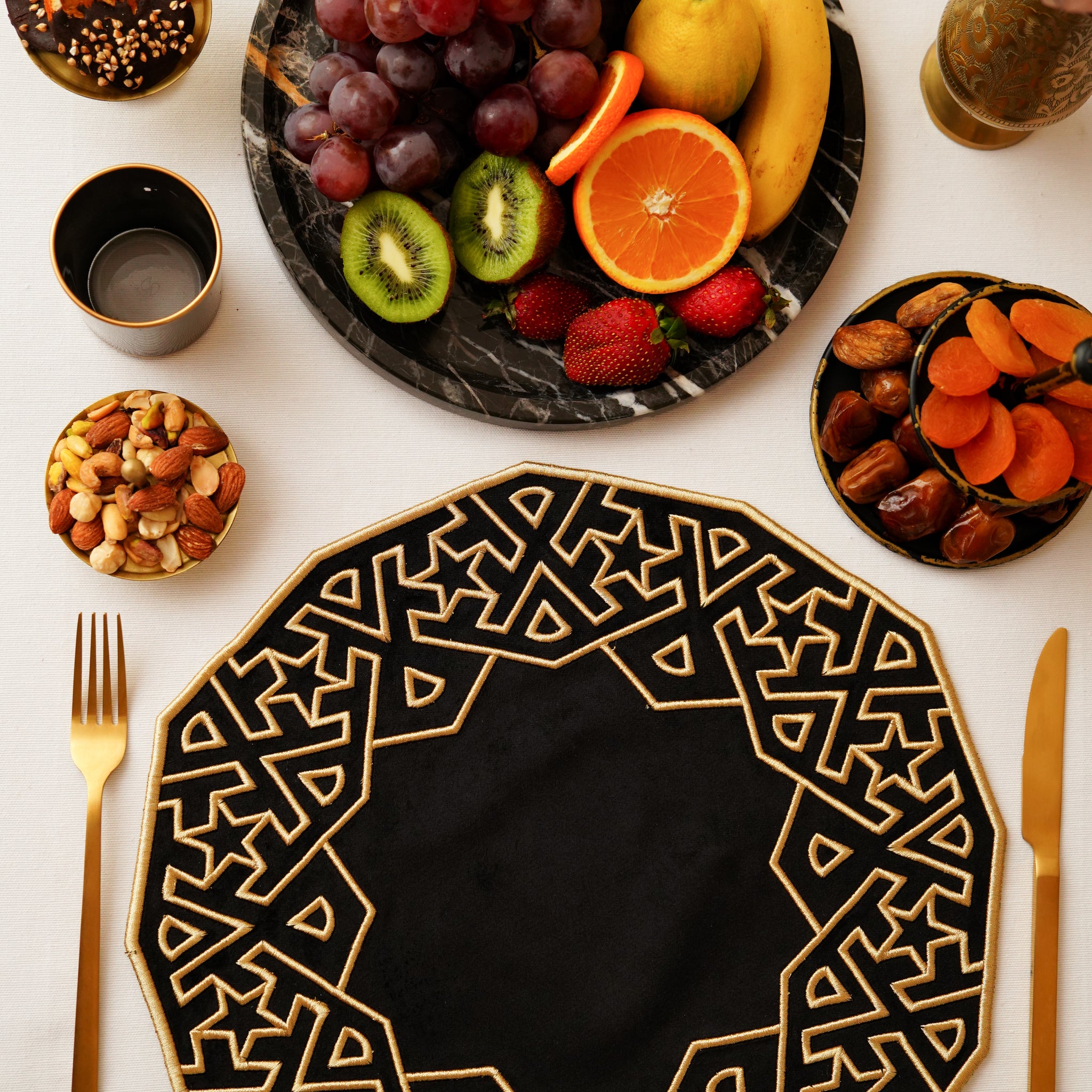 Siyah Altın Geometrik Kadife Amerikan Servis – İslami Motifli Sofra Altlığı | El Yapımı Ramazan ve Bayram Dekoru