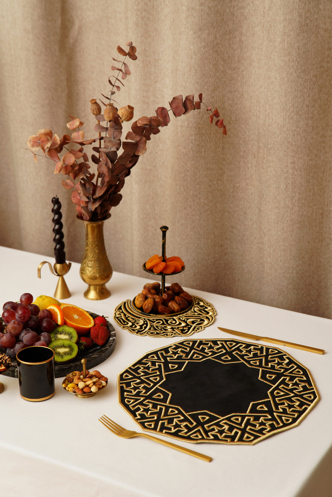 Siyah Altın Geometrik Kadife Amerikan Servis – İslami Motifli Sofra Altlığı | El Yapımı Ramazan ve Bayram Dekoru