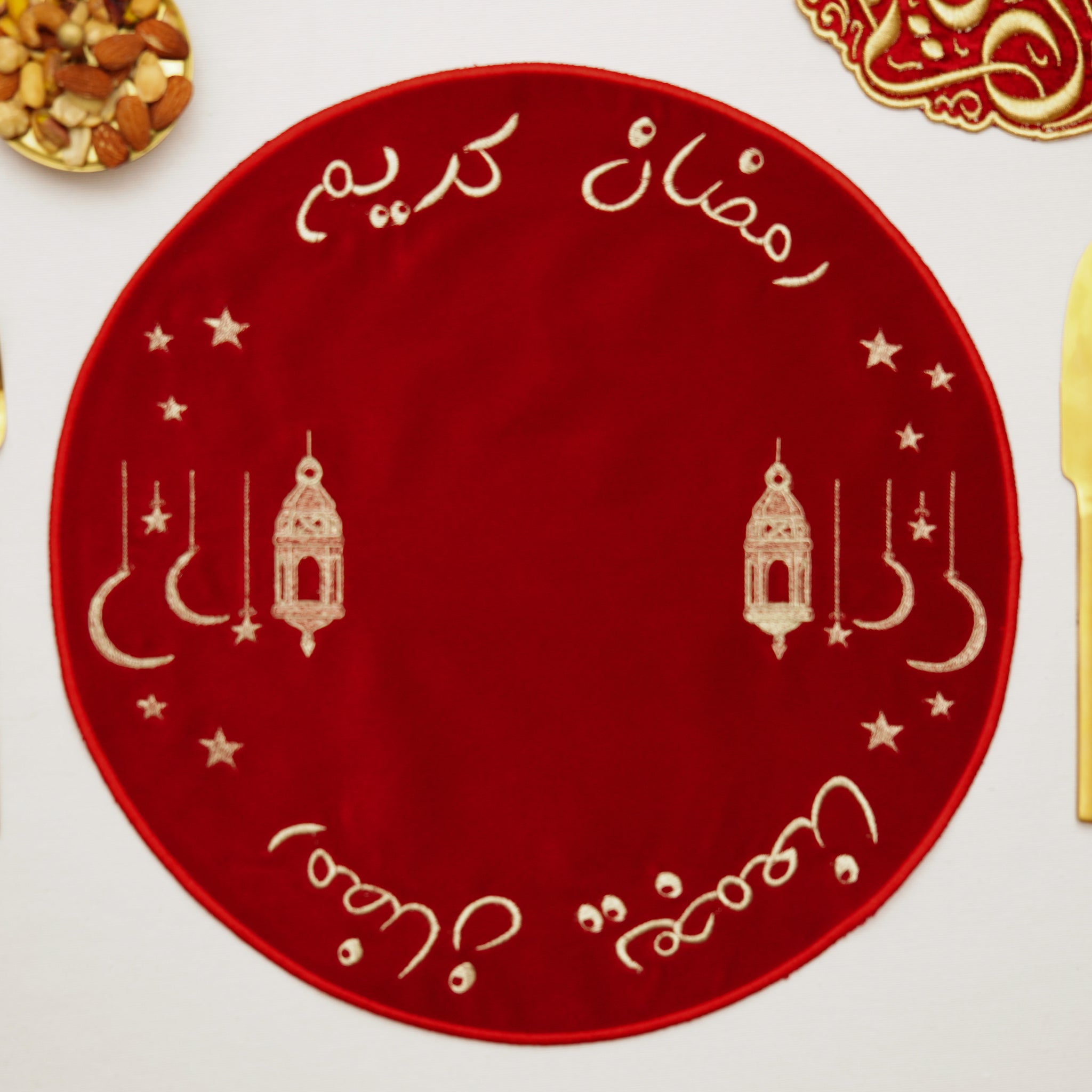 Ramazan Temalı Kırmızı Kadife Amerikan Servis – Altın İşlemeli Yuvarlak Masa Örtüsü | İftar ve Sahur Sofraları İçin Özel Tasarım